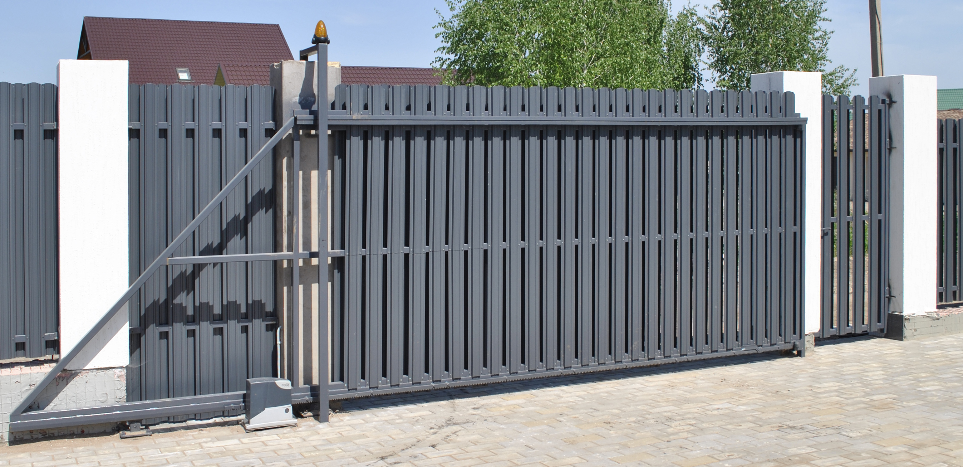 Ворота из металлического штакетника в Черкесске